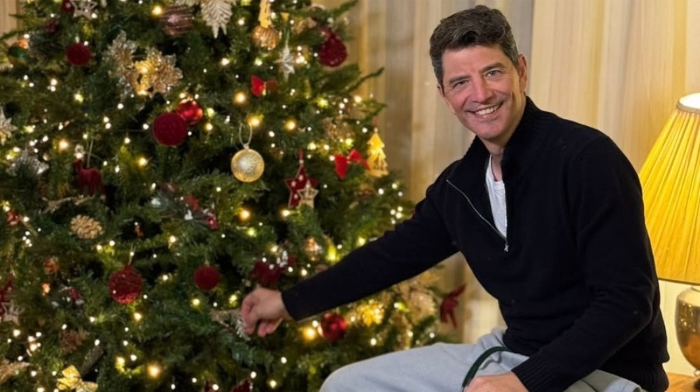 Σάκης Ρουβάς: Στολίζει το χριστουγεννιάτικο δέντρο στο σπίτι του και στέλνει τις ευχές του [βίντεο]